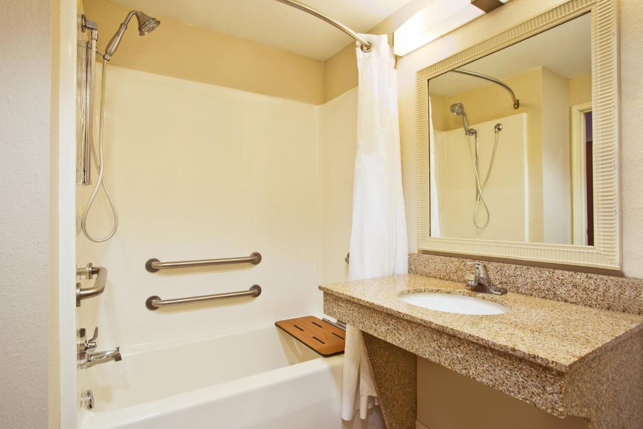 Hotel Express & Columbus Southeast By Ihg 2*